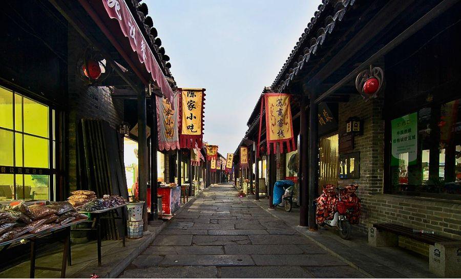 新时代的景德镇坚定文化自信，在推动陶瓷文化传承创新上勇闯新路，持续发力，用小写的china惊艳世界